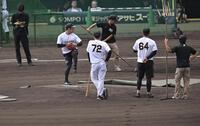 甲子園のマウンドを確認する石井（左）（撮影・飯室逸平）