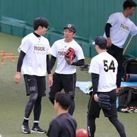 才木（左）と談笑する石井（撮影・立川洋一郎）