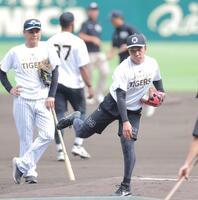 マウンドを確認する石井（撮影・西田忠信）