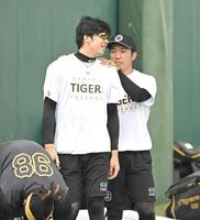 才木と話す石井（撮影・飯室逸平）