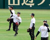 １軍に合流して練習する石井（中央左）＝撮影・立川洋一郎