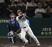 ４回、３２号ソロを放つ森下（撮影・飯室逸平）