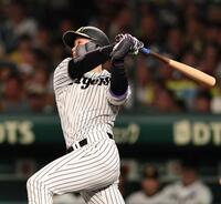 ４回、ソロを放つ森下（撮影・田中太一）