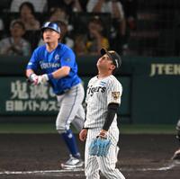 ３回、筒香に１６号ソロを打たれ、打球を見つめる村上（撮影・飯室逸平）