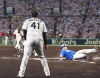 １回、宮崎に２点適時二塁打を打たれ先制を許す村上。右は生還する牧（撮影・立川洋一郎）