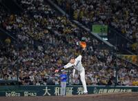 ８回、２番手で力投する石井（撮影・西田忠信）