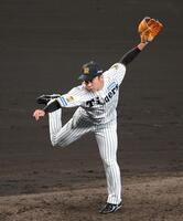 ８回のマウンドに立ち力投する石井（撮影・立川洋一郎）