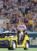 ８回のマウンドに向かう石井（撮影・西田忠信）