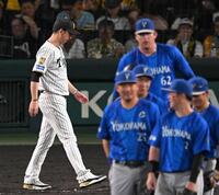 ファンにあいさつに向かう藤川監督（撮影・飯室逸平）