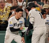 ４回、ソロを放った森下を迎える元山（撮影・田中太一）