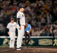 ８回、復活のマウンドに上がった石井は深呼吸をする（撮影・田中太一）