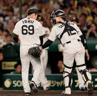 ８回、ＤｅＮＡ打線を無失点に抑えた石井は坂本と一緒にベンチへ戻る（撮影・田中太一）