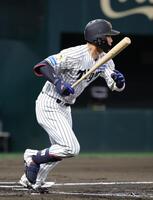 ２回、木浪は左翼線に三塁打を放つ（撮影・坂部計介）