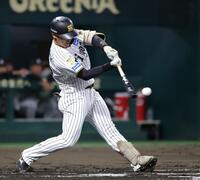 ２回、谷端は中前に先制となる適時打を放つ（撮影・坂部計介）