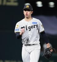６回、岡を三振に仕留め、ガッツポーズでベンチに戻る石黒（撮影・坂部計介）