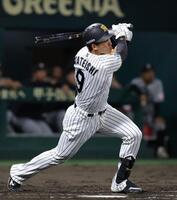 ８回、立石は右中間に２点適時三塁打を放つ（撮影・坂部計介）