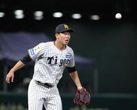 ８回、和田の打球がグラブに当たり、ボールを見失った畠は慌ててカバーに走る（撮影・坂部計介）