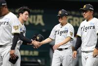 試合後、握手をかわす平田２軍監督と石黒（撮影・坂部計介）