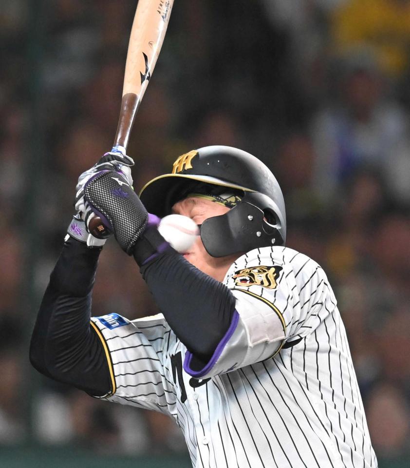　８月２９日の巨人戦、死球を受ける森下