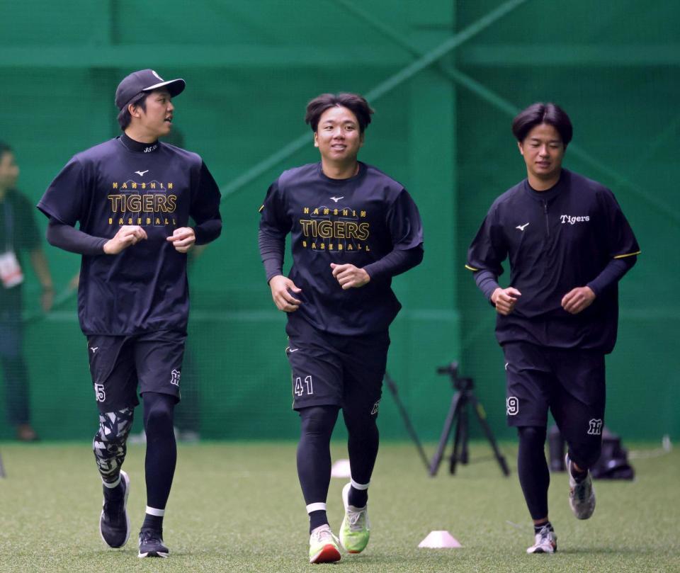 才木（左）、高橋（右）とウオーミングアップをする村上（撮影・立川洋一郎）