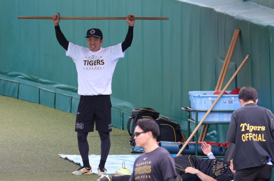 １軍に合流した阪神・石井（撮影・立川洋一郎）
