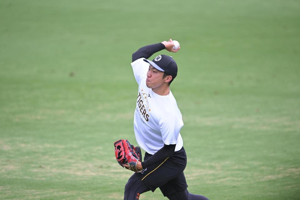 キャッチボールする石井才木と話す石井調整する石井