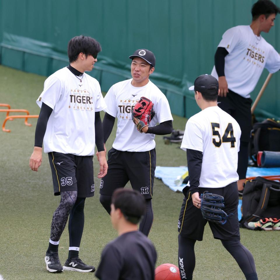 才木（左）と談笑する石井（撮影・立川洋一郎）