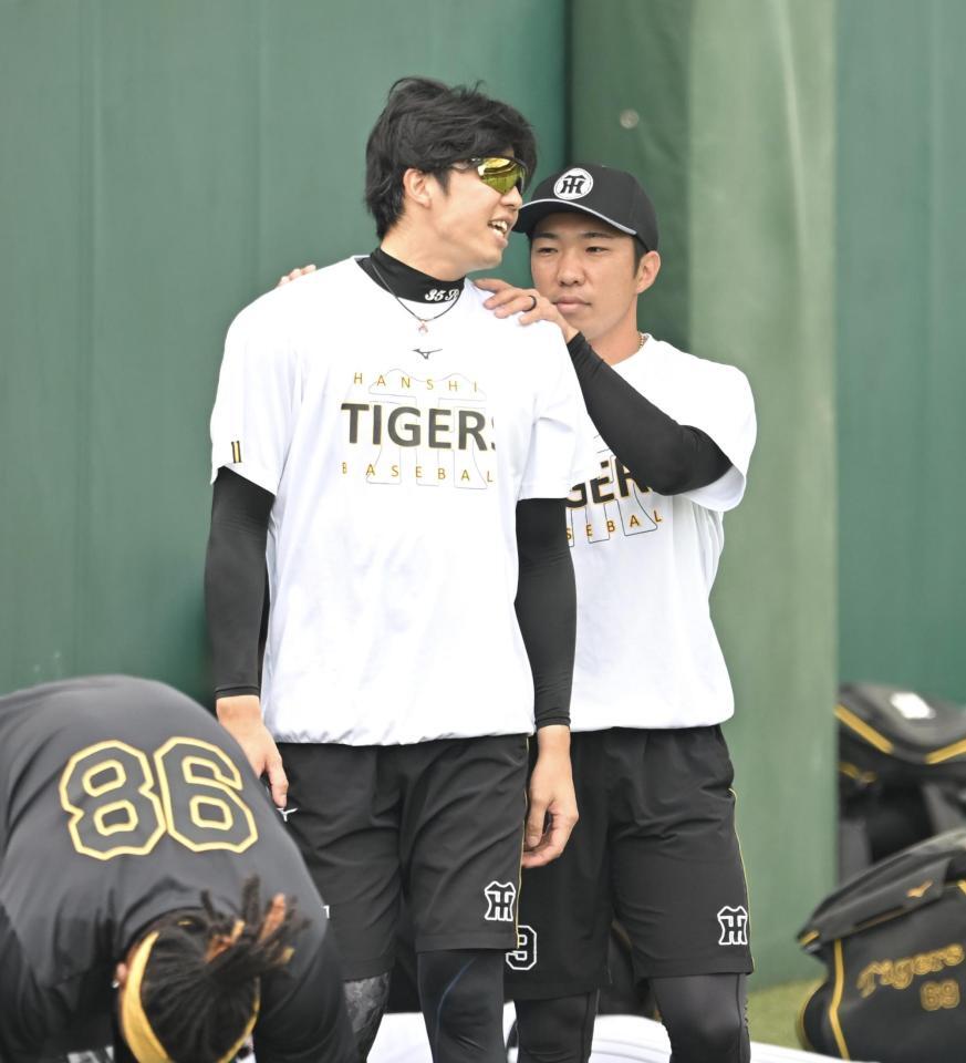 才木と話す石井（撮影・飯室逸平）