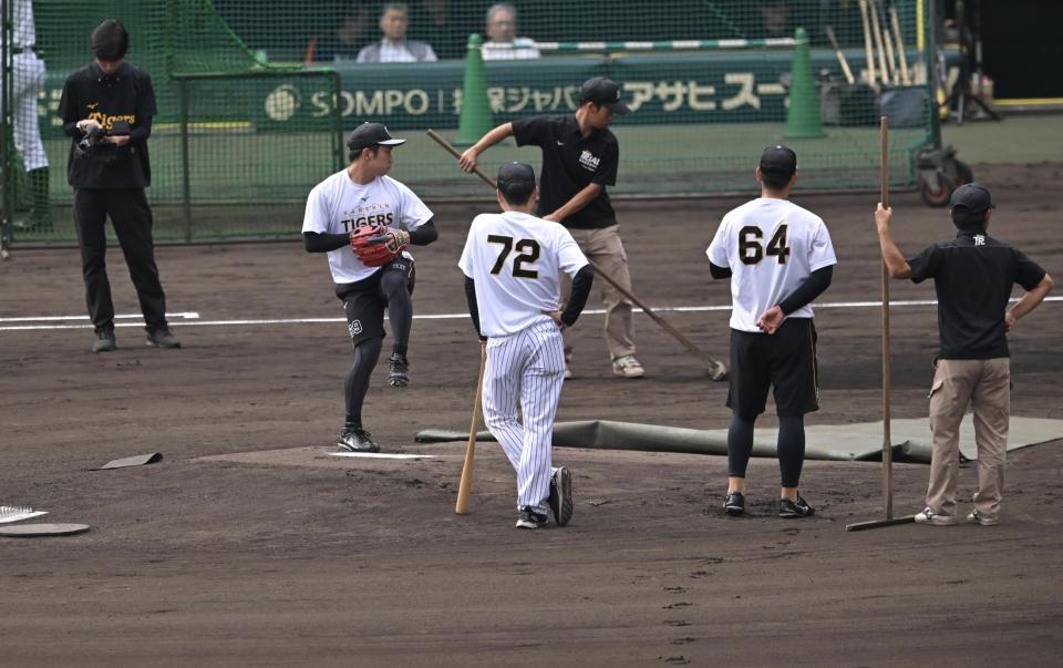 甲子園のマウンドを確認する石井（左）（撮影・飯室逸平）