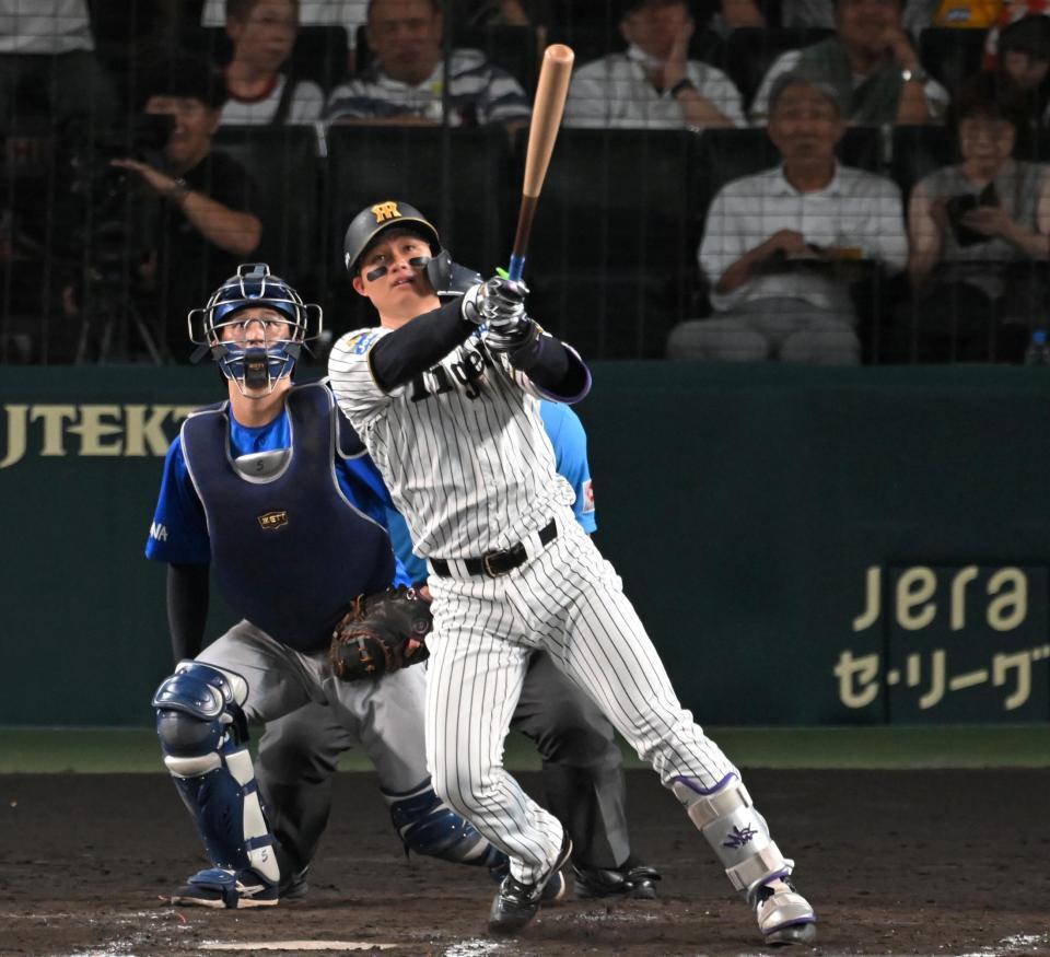 ４回、３２号ソロを放つ森下（撮影・飯室逸平）