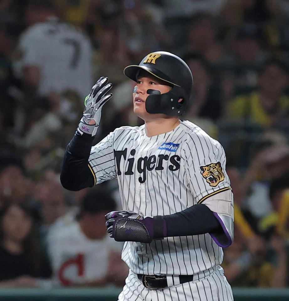 ４回、ソロを放ちダイヤモンドを一周する森下（撮影・西田忠信）