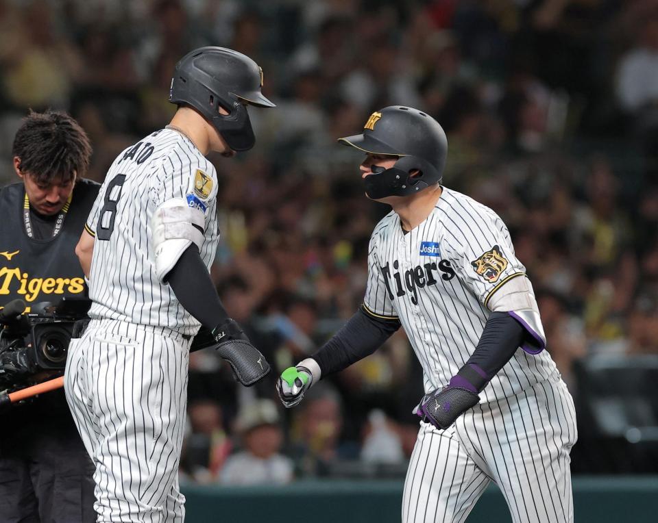 ４回阪神無死、ソロを放ち佐藤輝（左）と喜ぶ森下（撮影・西田忠信）