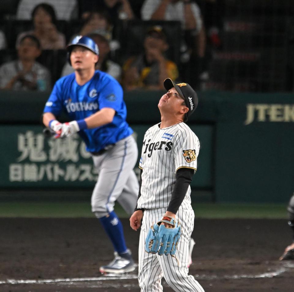 ３回、筒香に１６号ソロを打たれ、打球を見つめる村上（撮影・飯室逸平）