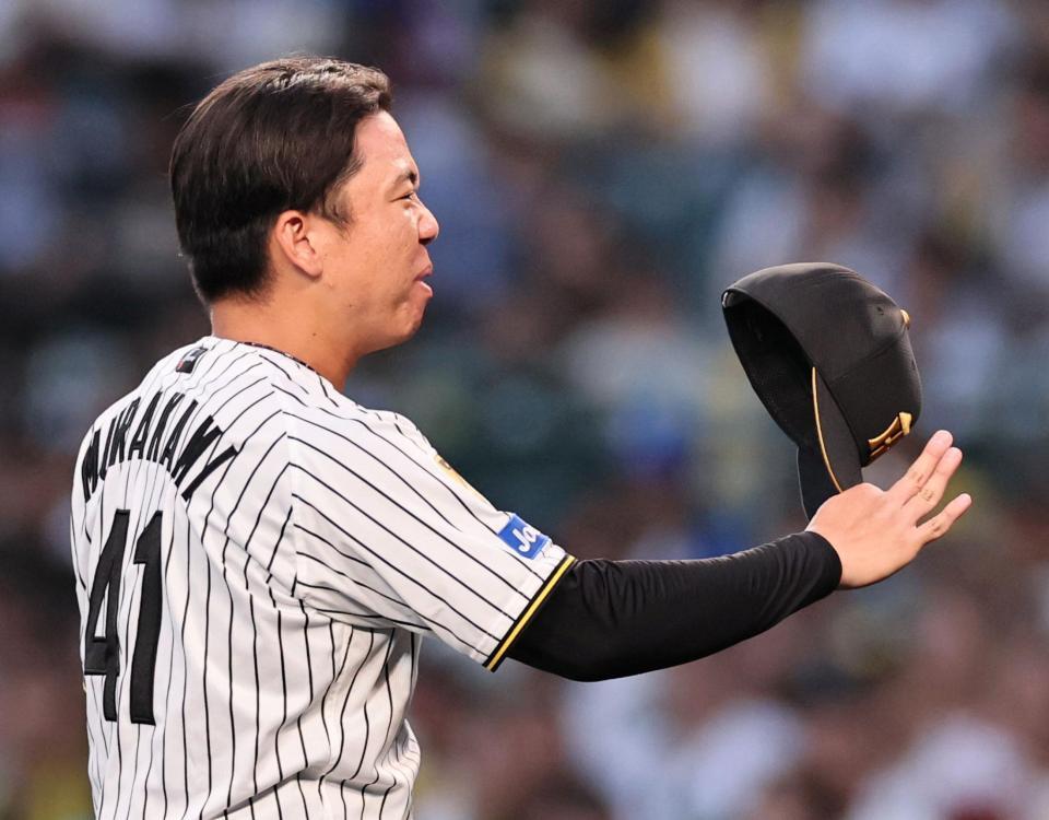 １回、牧に死球を当て、謝る村上（撮影・田中太一）