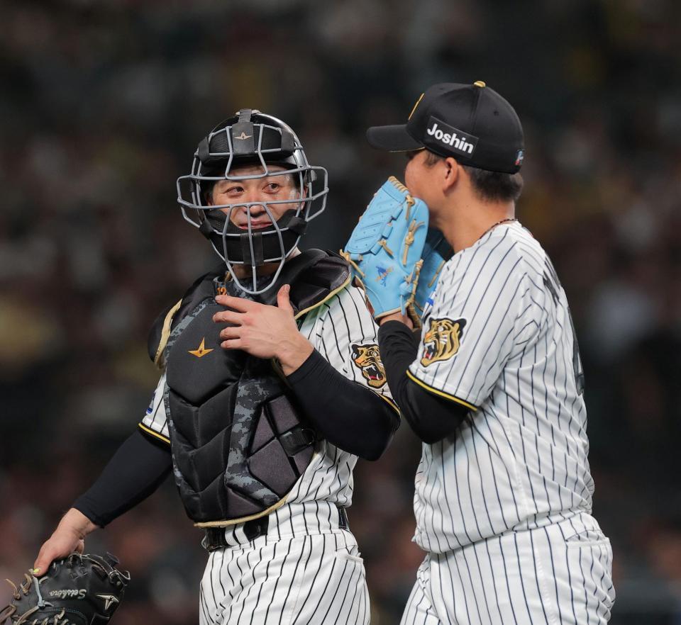 ５回を投げ終えた村上（右）に声をかける坂本（撮影・西田忠信）