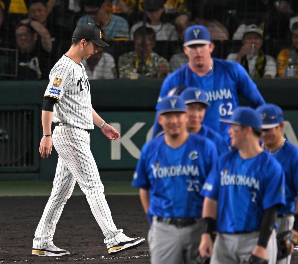 ファンにあいさつに向かう藤川監督（撮影・飯室逸平）