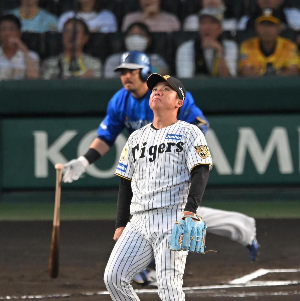 １回、宮崎に先制二塁打を許す村上（撮影・飯室逸平）