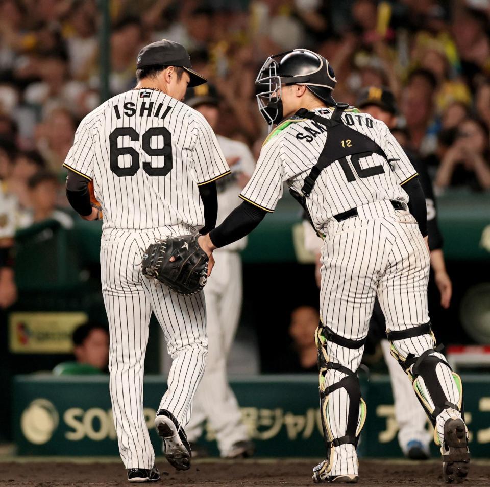 ８回、ＤｅＮＡ打線を無失点に抑えた石井は坂本と一緒にベンチへ戻る（撮影・田中太一）