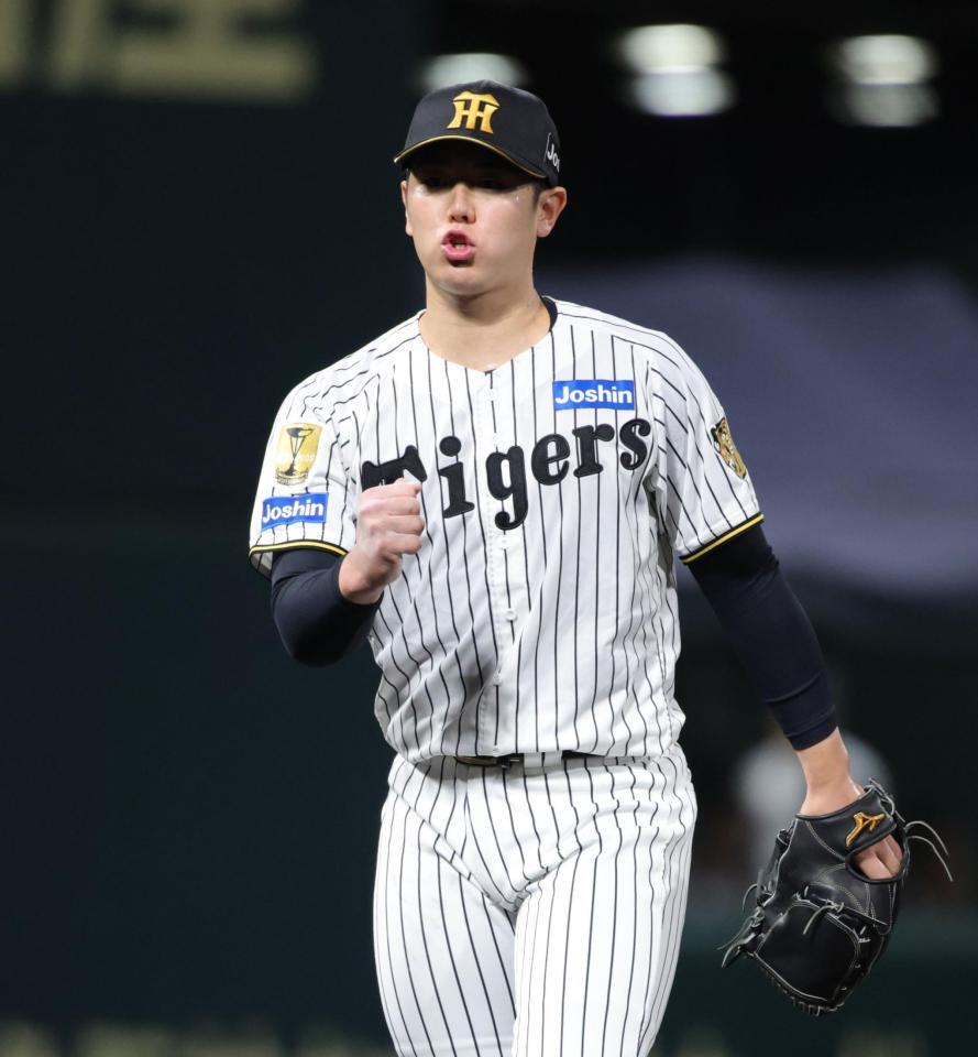 ６回、岡を三振に仕留め、ガッツポーズでベンチに戻る石黒（撮影・坂部計介）