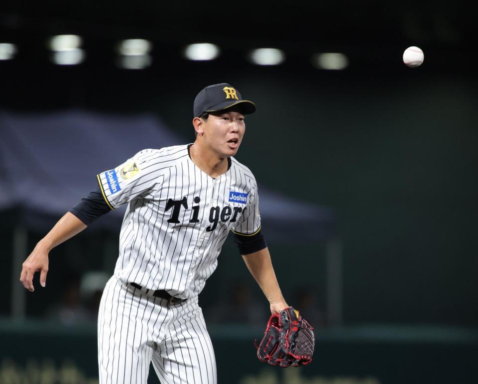 ８回、和田の打球がグラブに当たり、ボールを見失った畠は慌ててカバーに走る（撮影・坂部計介）