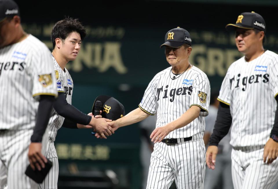 試合後、握手をかわす平田２軍監督と石黒（撮影・坂部計介）