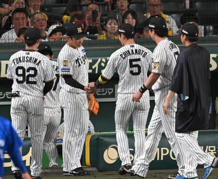 ８回、近本からボールを受けとる石井（撮影・飯室逸平）