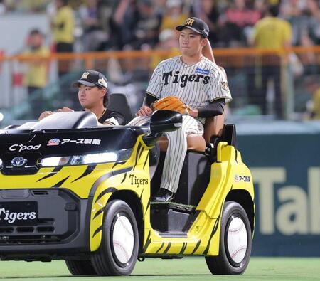 　８回のマウンドに向かう石井（撮影・西田忠信）
