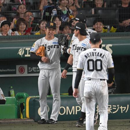８回、無失点に抑え、安堵の表情をみせる石井（撮影・飯室逸平）