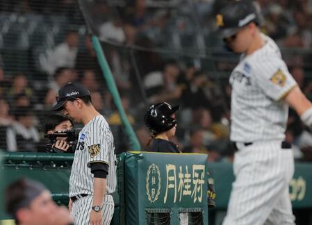 ８回を終え選手交代を告げた藤川監督。右は凡退した佐藤輝（撮影・西田忠信）