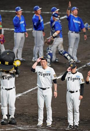 ＤｅＮＡに敗れ、スタンドのファンにあいさつする藤川監督ら（撮影・立川洋一郎）