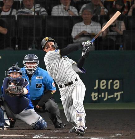 　４回、３２号ソロを放つ森下（撮影・飯室逸平）