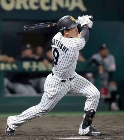 ８回、立石は２点三塁打を放つ（撮影・坂部計介）