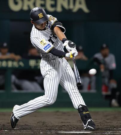 ８回、立石は右中間に２点適時三塁打を放つ（撮影・坂部計介）
