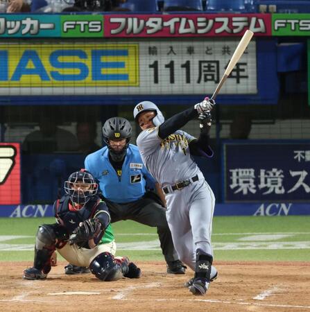 ３回、右前に２点適時打を放つ森下＝２日